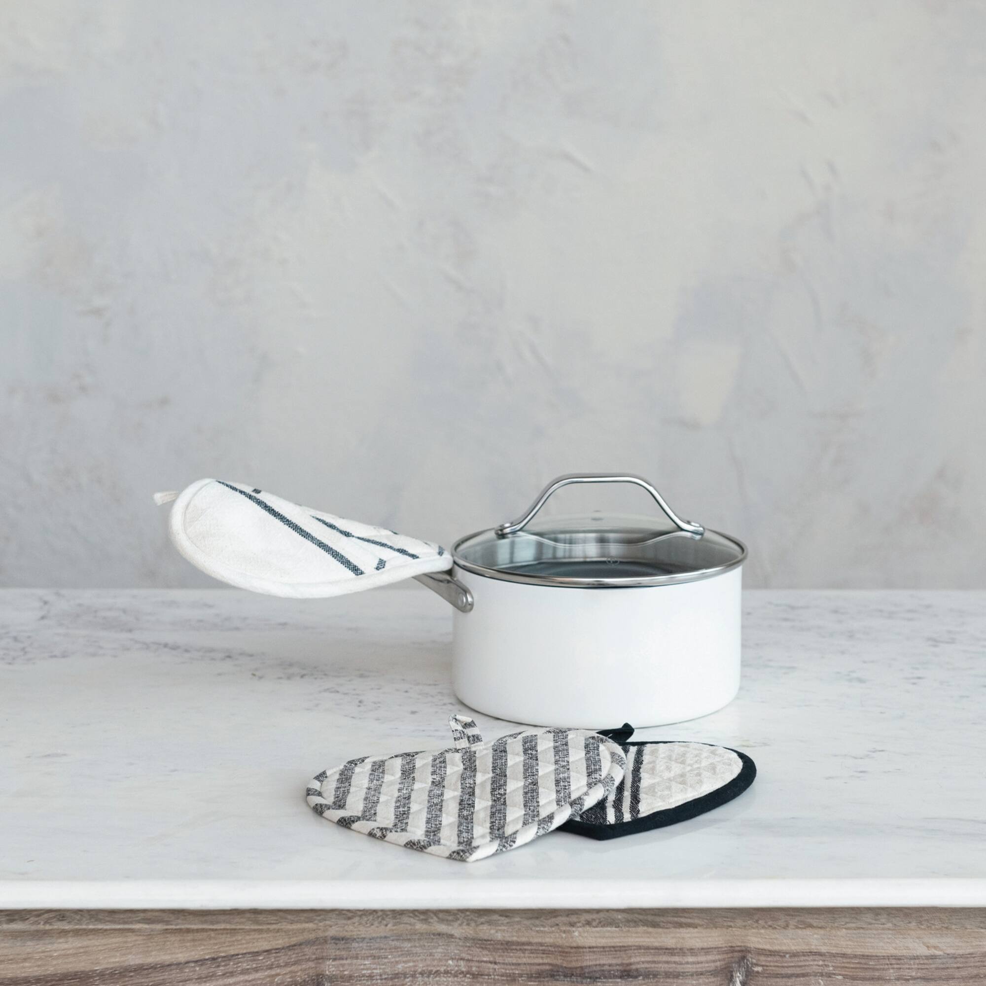 Hello Honey® Black & White Chic Cotton Quilted Heart Shaped Pot Holders Set